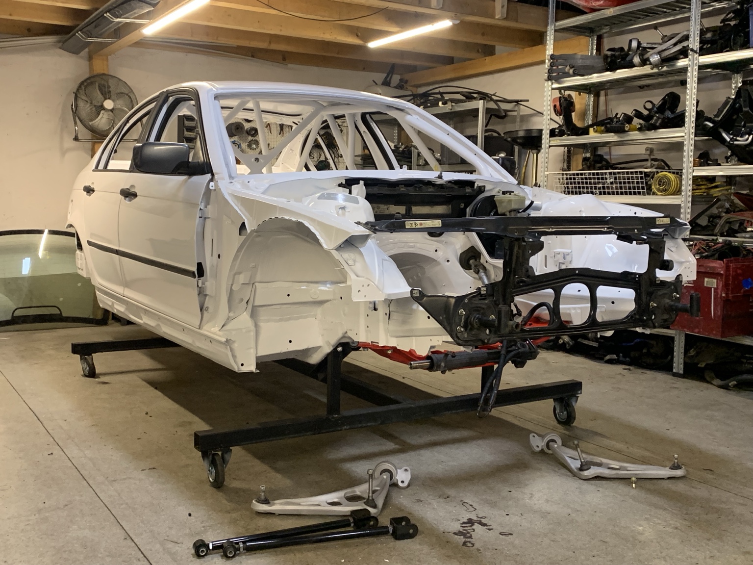 Fehér BMW E46 karosszéria bukócsővel