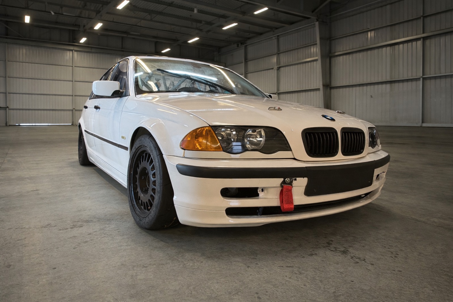 Pályára kész fehér BMW E46 320i versenyautó