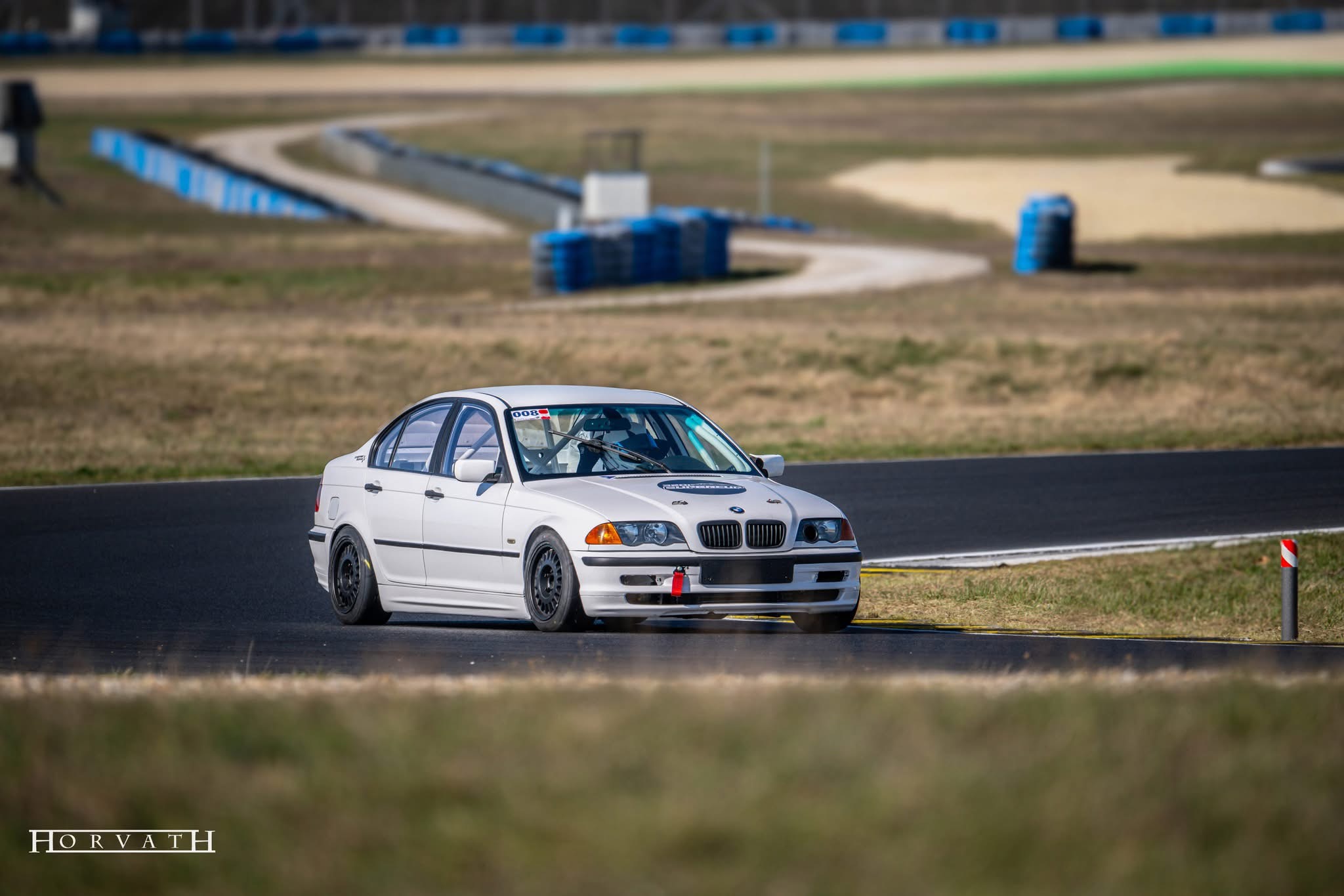 320i Supercup versenyautó a pályán
