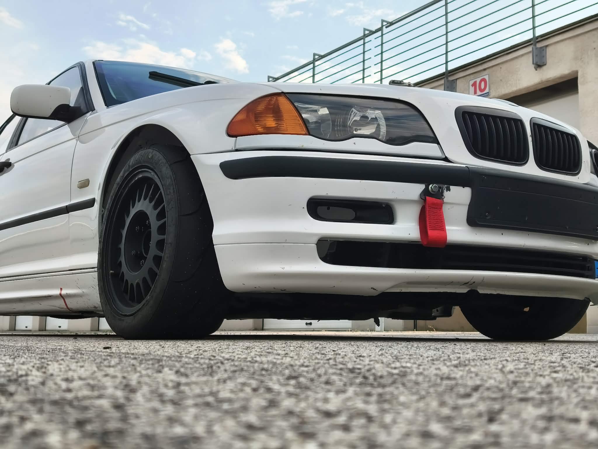 BMW E46 320i Supercup versenyautó alacsony kameraállásból