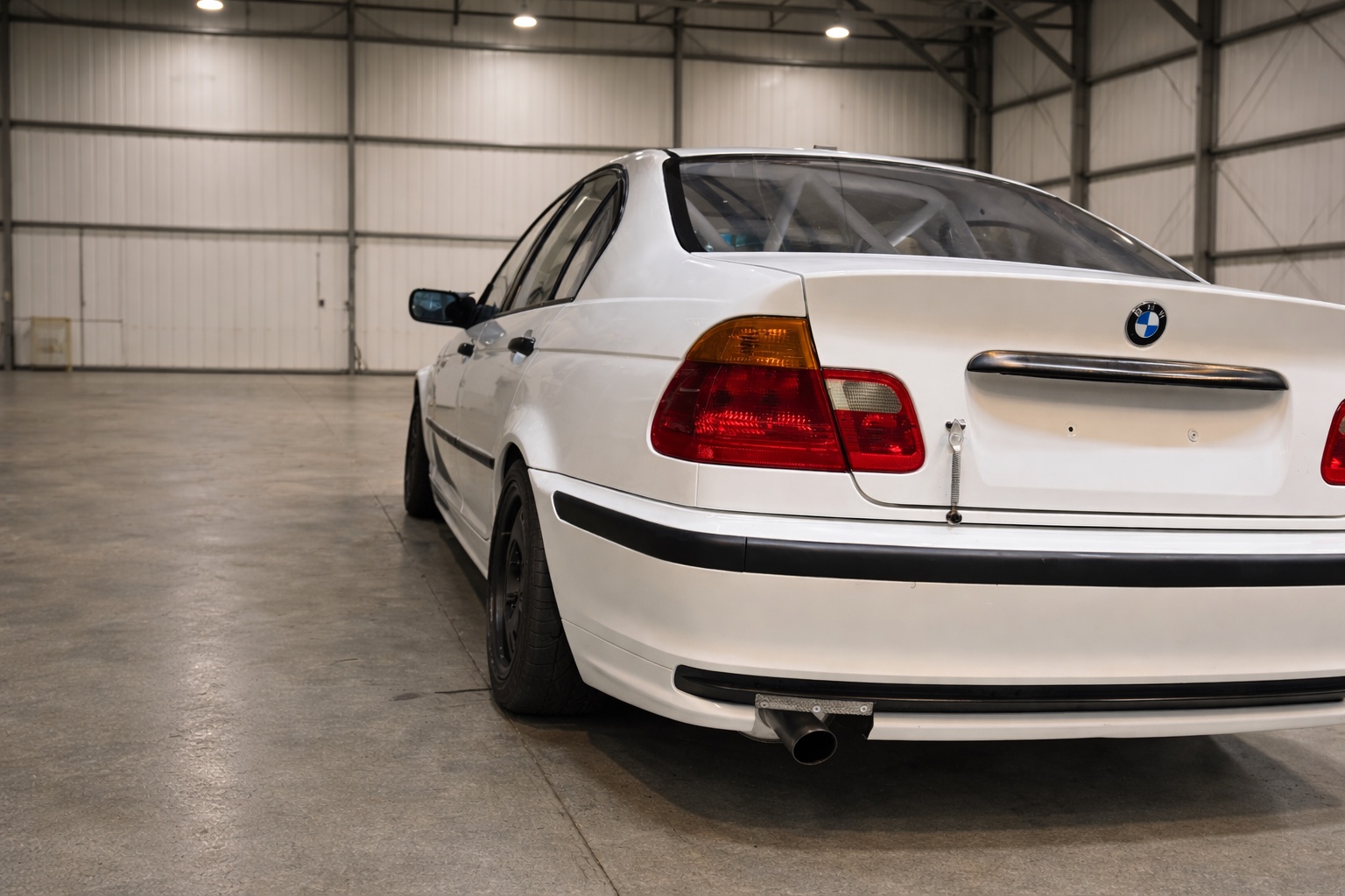 320i Supercup versenyautó a boxban, hátulnézetből