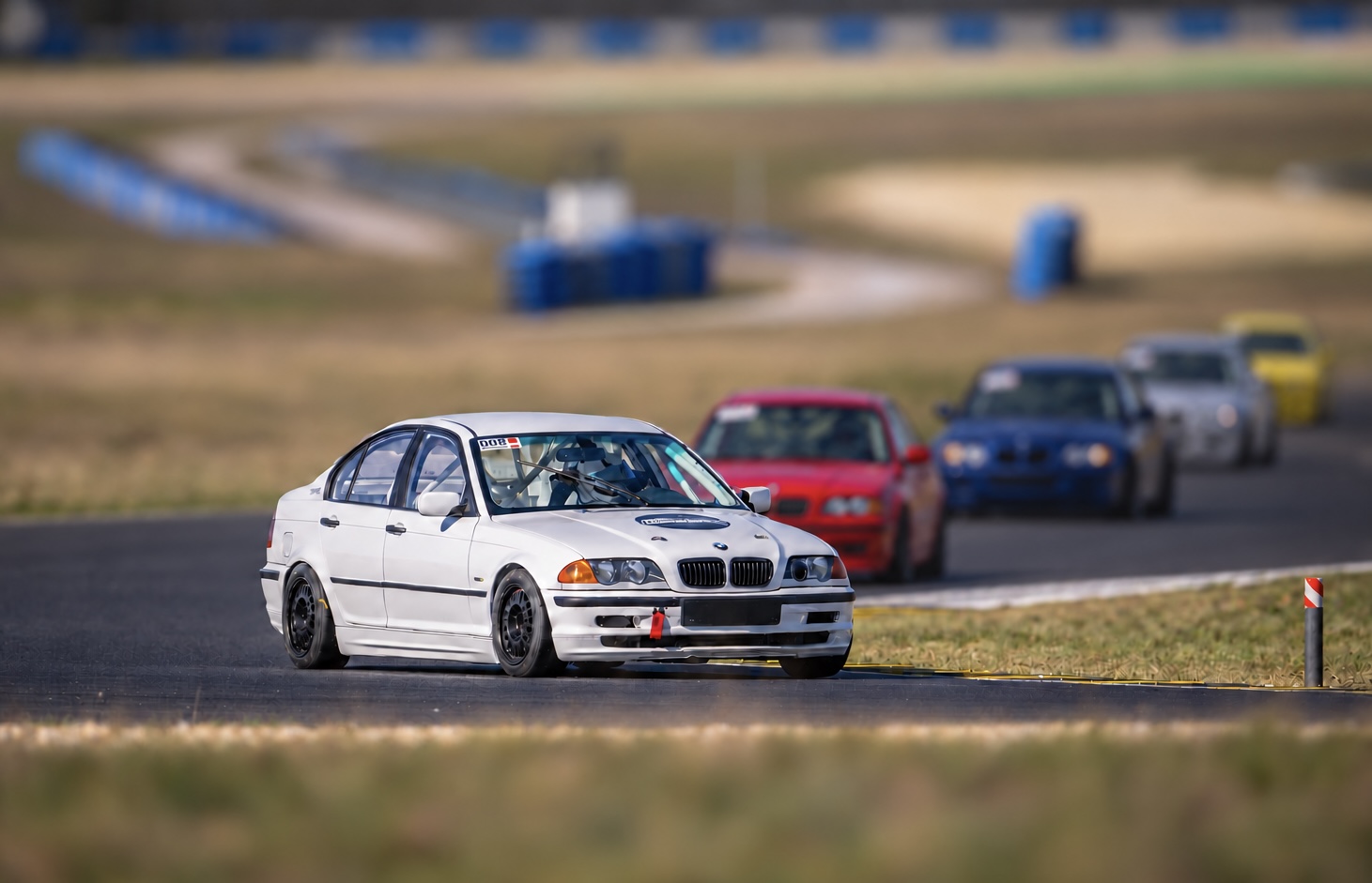320i Supercup versenyautó a pályán